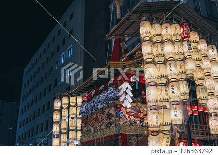 夏の京都 祇園祭 美しい夜の山鉾の提灯 夏の京都 祇園祭 美しい夜の山鉾の提灯 126363792