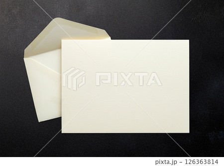 シンプルな白い封筒と横長の便せんのモック 126363814