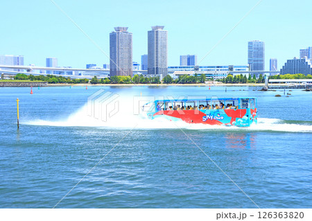 東京都港区台場、水しぶきをあげて飛び込む水陸両用バスの風景 東京都港区台場、水しぶきをあげて飛び込む水陸両用バスの風景 126363820