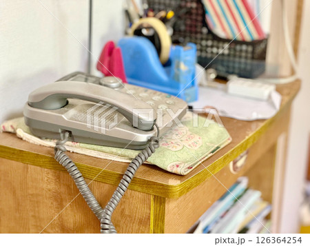 実家の埃をかぶった固定電話 126364254