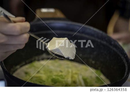 スプーンですくった豆腐 スプーンですくった豆腐 126364358