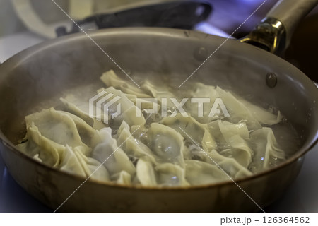 フライパンで焼く焼き餃子の風景 フライパンで焼く焼き餃子の風景 126364562