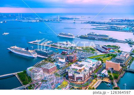 日本の横浜都市景観4隻の豪華客船。ノルウェージャン…や出港のリビエラ、ダイヤモンド…、クイーン… 126364597