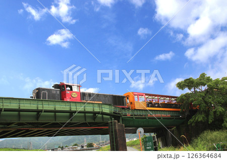 トロッコ亀岡駅から京都へ向けて出発する嵯峨野号 126364684