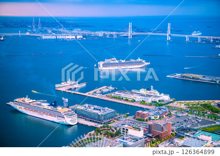 日本の横浜都市景観4隻の豪華客船。ノルウェージャン…や出港のリビエラ、ダイヤモンドも出港…、クイーン 126364899