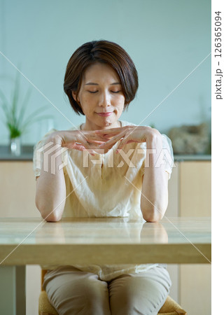 疲れを感じるミドル世代の女性 126365094