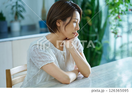 疲れを感じるミドル世代の女性 疲れを感じるミドル世代の女性 126365095