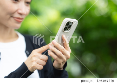 スマートフォン　手元 126365116