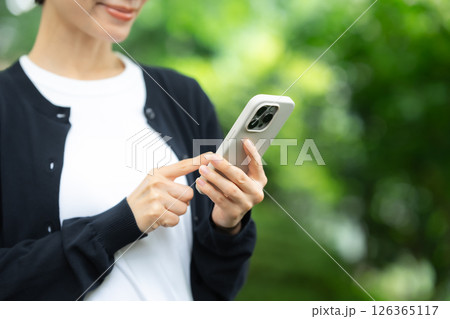 スマートフォン 手元 スマートフォン 手元 126365117