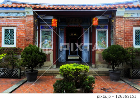 台湾・鹿港、丁家の門 126365153