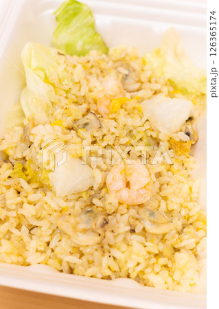 おいしい海鮮レタス炒飯 おいしい海鮮レタス炒飯 126365174