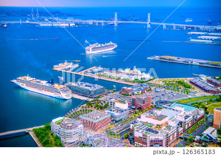 日本の横浜都市景観4隻の豪華客船。ノルウェージャン…や出港のリビエラ、ダイヤモンドも出港…、クイーン 126365183