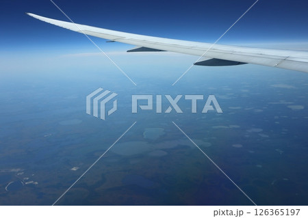 機内から見た飛行機の翼 機内から見た飛行機の翼 126365197