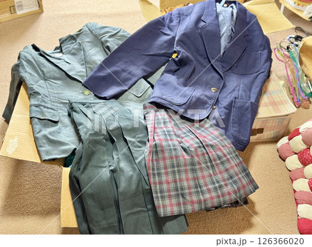 断捨離中に広げた女子学生の制服 126366020