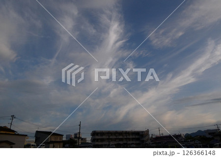 レア度の高い巻雲の変種の放射状雲 126366148