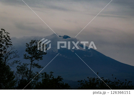 不透明雲に覆われそうな岩手山山頂　厚く密度の高い層雲の不透明雲 126366151
