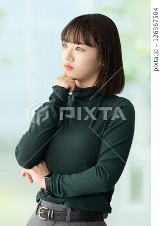 考えごとをする若い女性・ビジネスウーマン 126367504