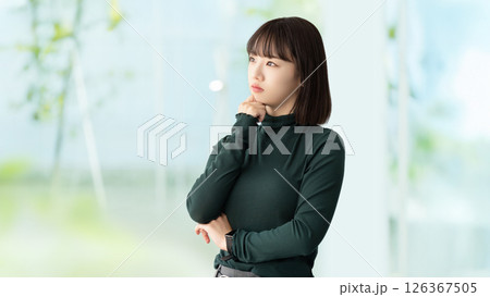 考えごとをする若い女性・ビジネスウーマン 126367505