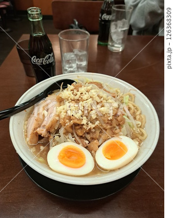 夜にラーメン屋さんで食べるがっつり二郎系ラーメン、にんにくチャーシュー煮卵入り 夜にラーメン屋さんで食べるがっつり二郎系ラーメン、にんにくチャーシュー煮卵入り 126368309