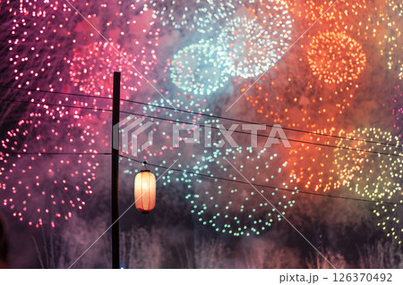 夏の夜空を彩る花火と日本の伝統的な提灯 夏の夜空を彩る花火と日本の伝統的な提灯 126370492