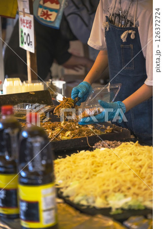 夏祭りの屋台の焼きそば屋 夏祭りの屋台の焼きそば屋 126372724