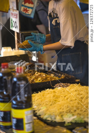夏祭りの屋台の焼きそば屋 126372725
