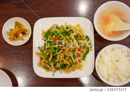 美味しそうなチンジャオロースー（青椒肉絲） 126373237