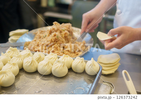 小籠包を作っている人 126373242