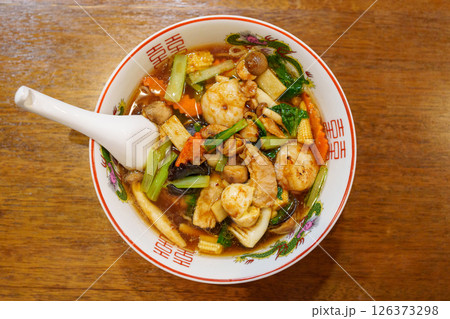 様々な具材がバランス良く入った五目ラーメン 126373298