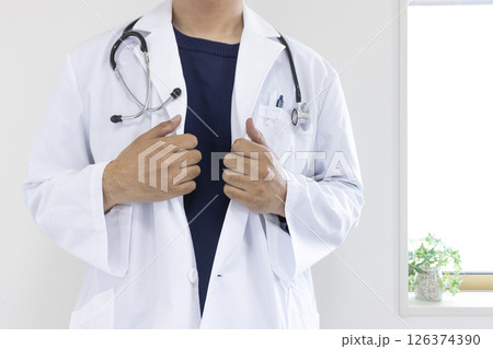 白衣を脱ぐ医者のイメージ(日本人、男性、顔無し、30代) 白衣を脱ぐ医者のイメージ(日本人、男性、顔無し、30代) 126374390