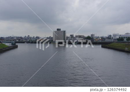 千葉県市川市曇天の今井橋から見る江戸川2025年5月 126374492
