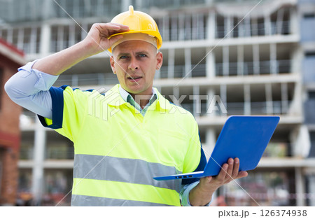 Builder talking about work at the laptop 126374938