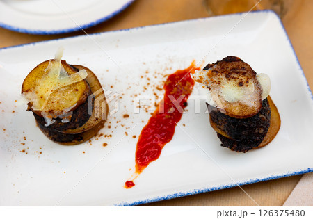 Timbale of pear and cheese blood sausage. Traditional dish for the region of Salamanca and Zaragoza 126375480