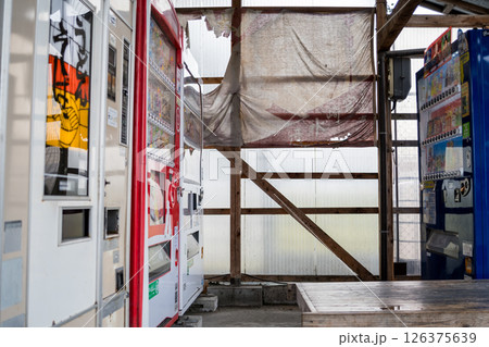 【レトロ自販機】工場地帯に並ぶ自動販売機 【レトロ自販機】工場地帯に並ぶ自動販売機 126375639