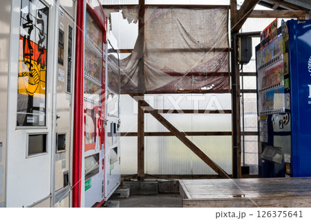 【レトロ自販機】工場地帯に並ぶ自動販売機 【レトロ自販機】工場地帯に並ぶ自動販売機 126375641