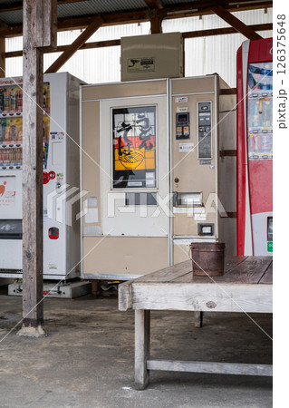 【レトロ自販機】工場地帯に並ぶ自動販売機 【レトロ自販機】工場地帯に並ぶ自動販売機 126375648