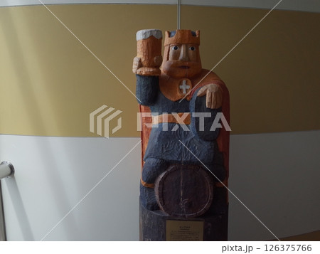 ビール工場の木彫りの人形風景_北海道 126375766