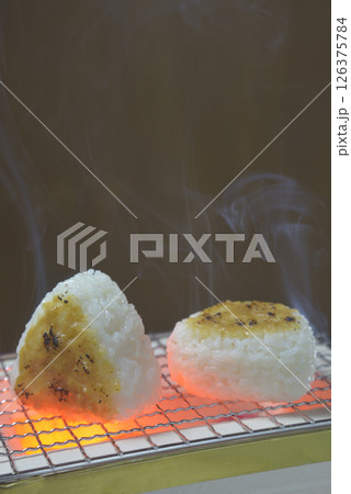 煙り立ち昇る七輪で味噌おにぎりを焼く 126375784