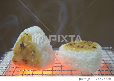煙り立ち昇る七輪で味噌おにぎりを焼く 126375786