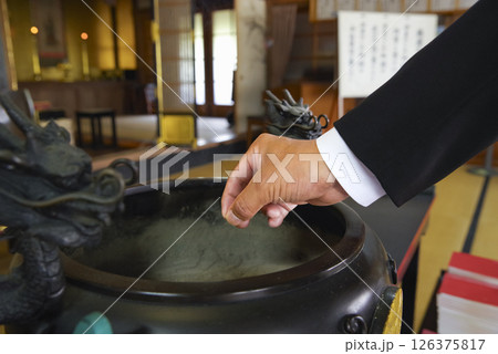 お寺で焼香をする遺族 126375817