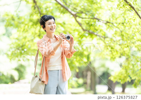 シニア女性　旅行　カメラ 126375827