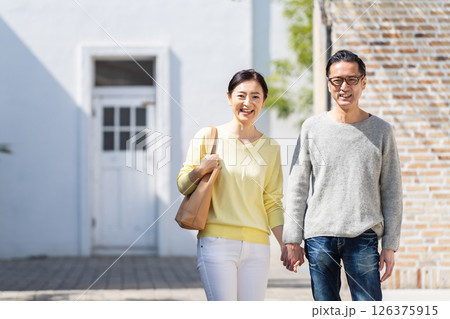 手を繋いで出掛ける元気なシニアカップル 126375915
