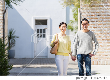 手を繋いで出掛ける元気なシニアカップル 126375917