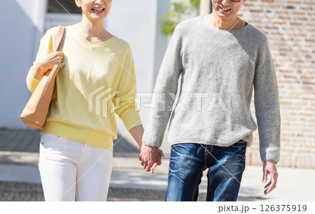 手を繋いで出掛ける元気なシニアカップル 126375919