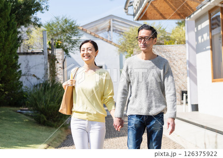 手を繋いで出掛ける元気なシニアカップル 手を繋いで出掛ける元気なシニアカップル 126375922