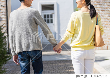 手を繋いで出掛ける元気なシニアカップル 126375926