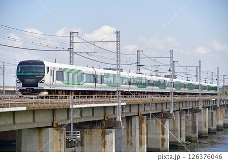 東海道本線　茅ヶ崎－平塚　JR東日本　E257系5000番台　OM-92編成（大宮）　踊り子 126376046