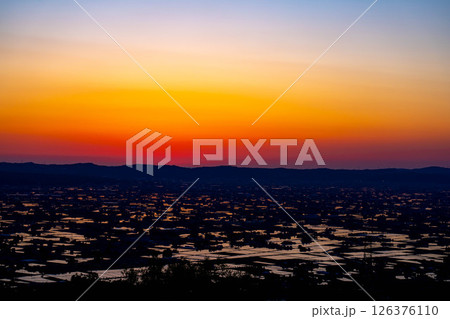 【初夏の絶景】初夏の砺波平野・散居村の夕暮れと水田のリフレクションとマジックアワー【富山県】 126376110