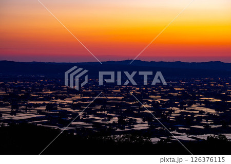 【初夏の絶景】初夏の砺波平野・散居村の夕暮れと水田のリフレクションとマジックアワー【富山県】 126376115