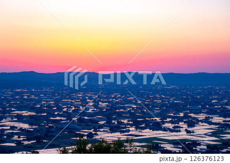 【初夏の絶景】初夏の砺波平野・散居村の夕暮れと水田のリフレクションとマジックアワー【富山県】 126376123